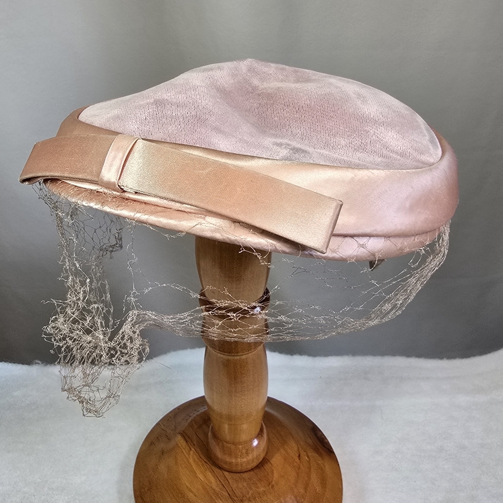 Vintage 1950s Pillbox Hat Velour with Satin Ribbon Trim & Bow - Picture 3 of 8